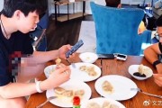九游体育app下在-饭量大!杨瀚森吃一大盘妈妈包的超大牛肉饺子，翻译才吃2个就饱了
