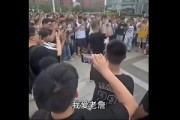 九游体育-我爱老詹！我为詹狂！大量球迷聚集街头齐喊口号